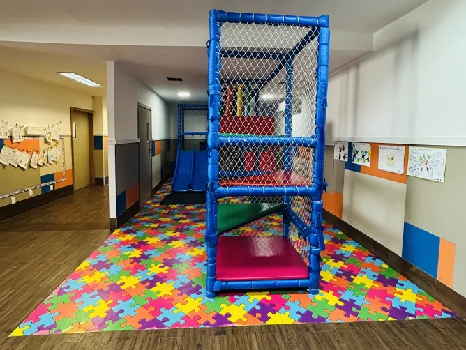 Brinquedoteca com piso colorido