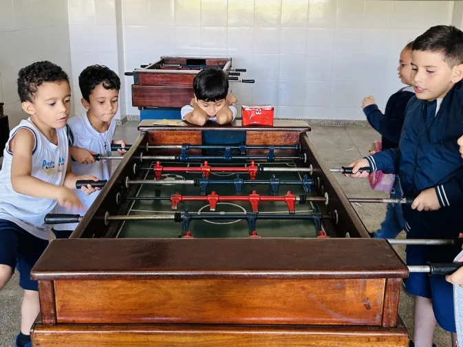 Alunos brincando na área de convivência